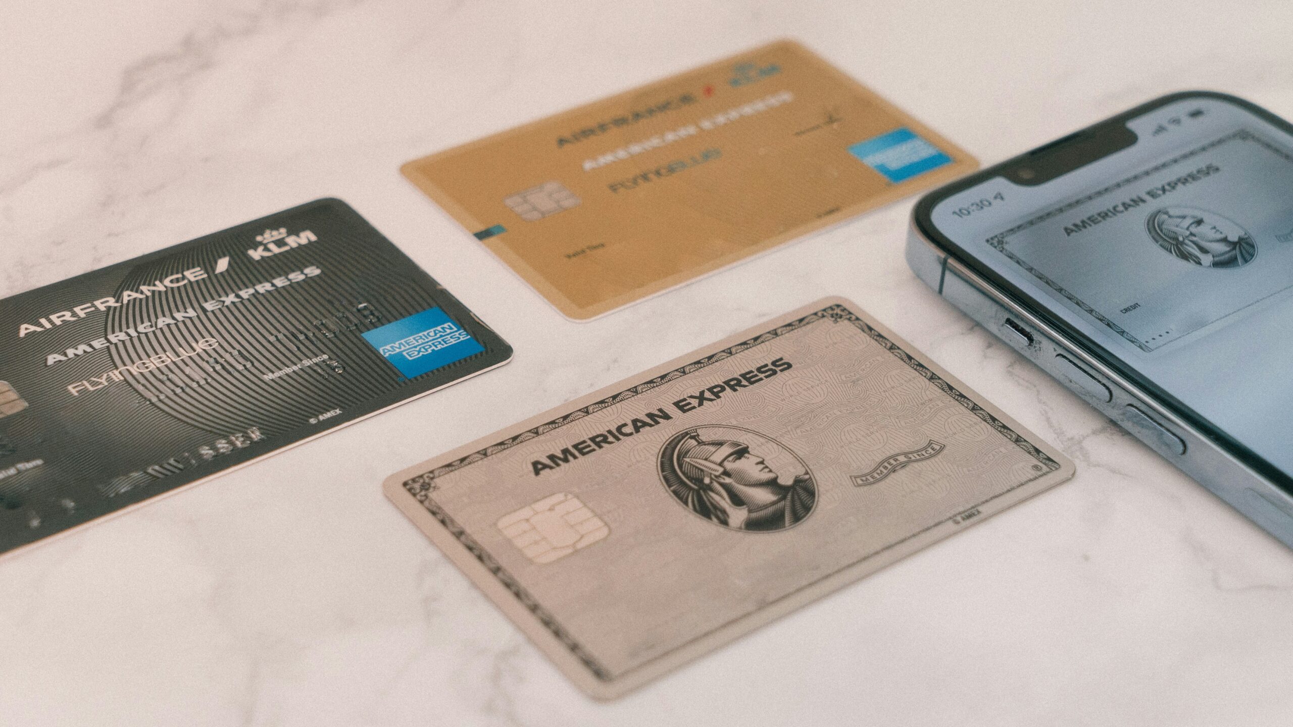 Imagem mostrando cartões de crédito platinum, dorado e black