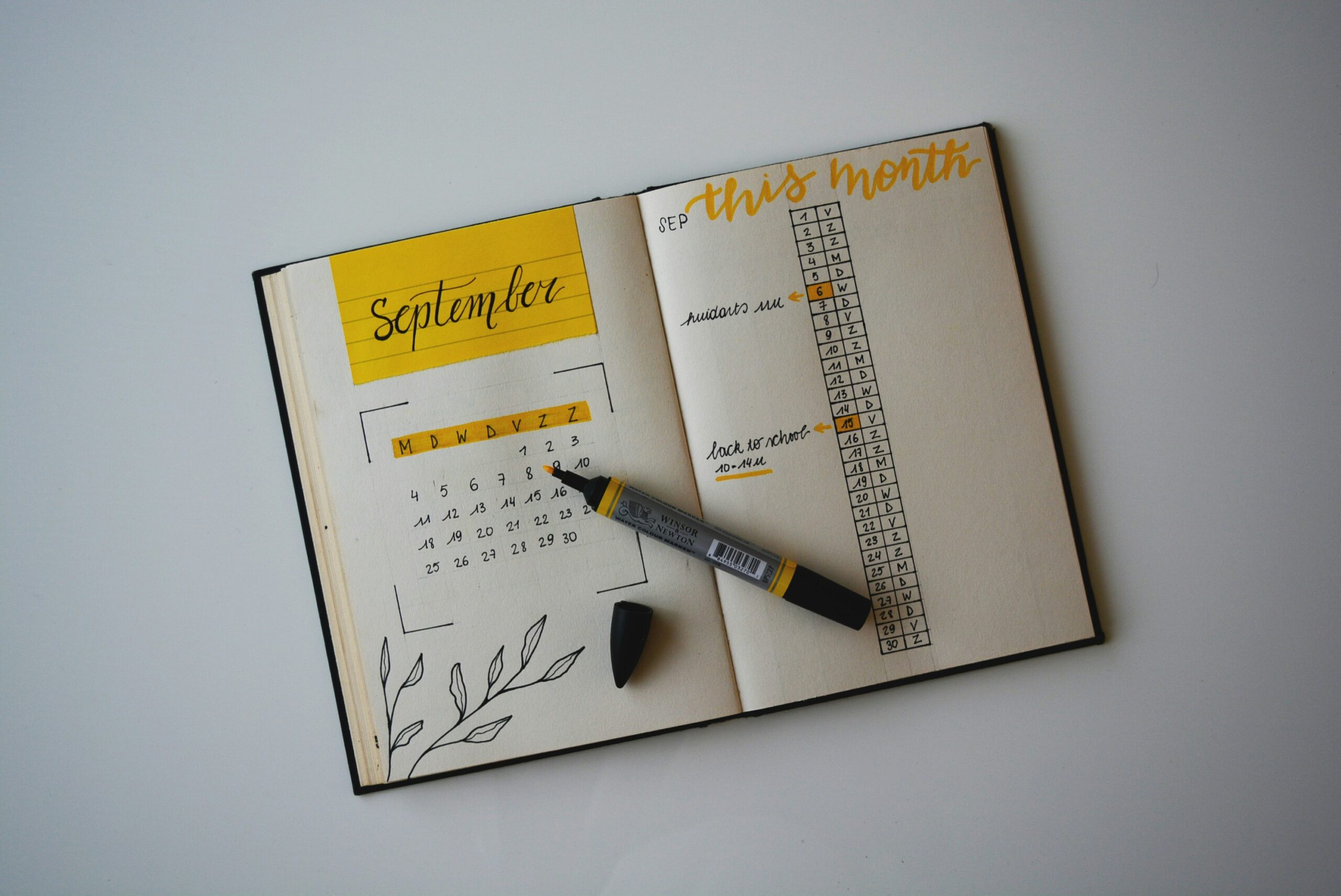 Caderno mostrando calculos e calendario