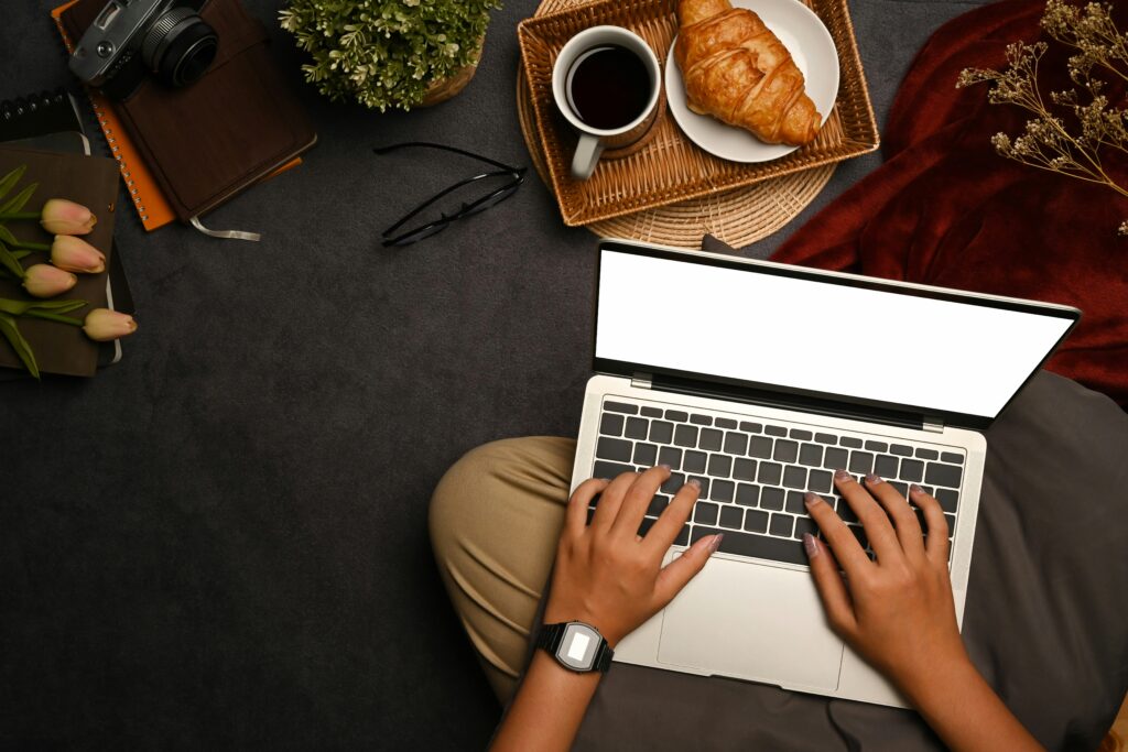 Freelancer trabalhando e tomando cafe de manhã