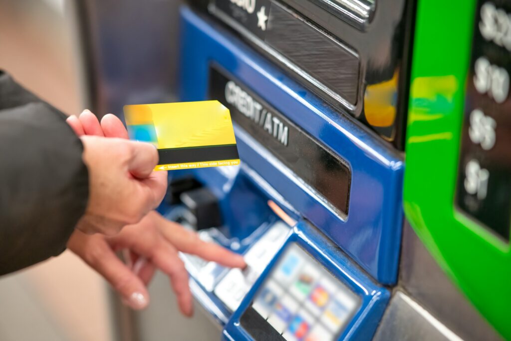 Uma pessoa inserindo um cartão no caixa eletrónico