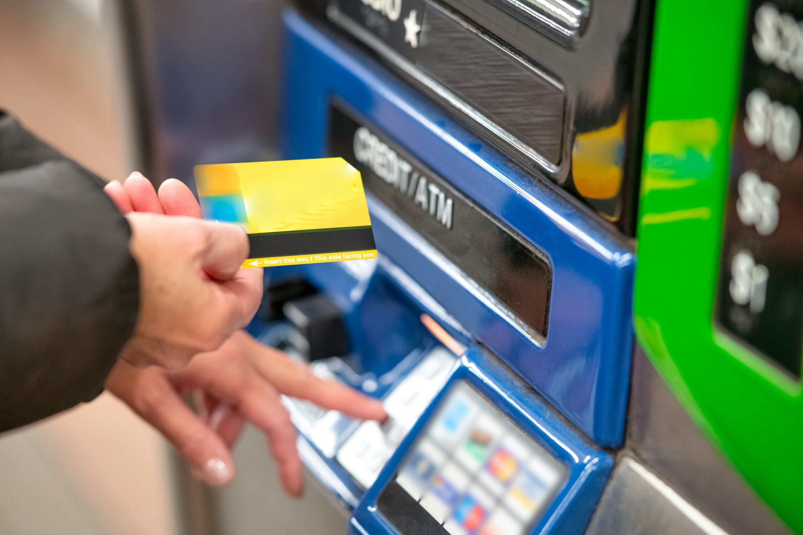Uma pessoa inserindo um cartão no caixa eletrónico
