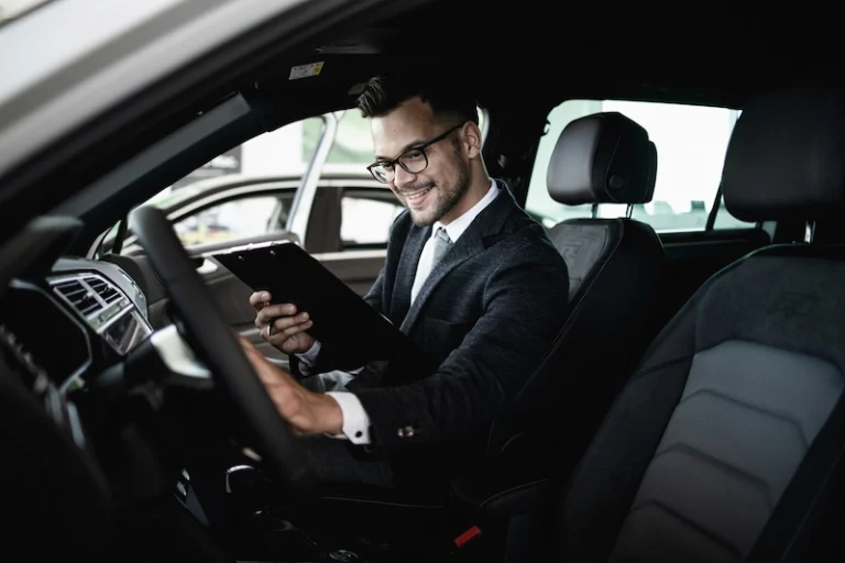 Vendedor revisando documentação do carro