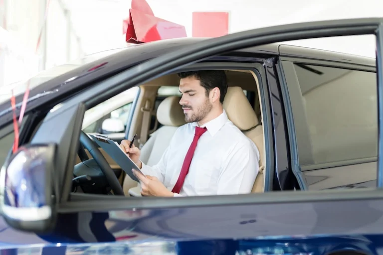 Vendedor revisando documentação do carro